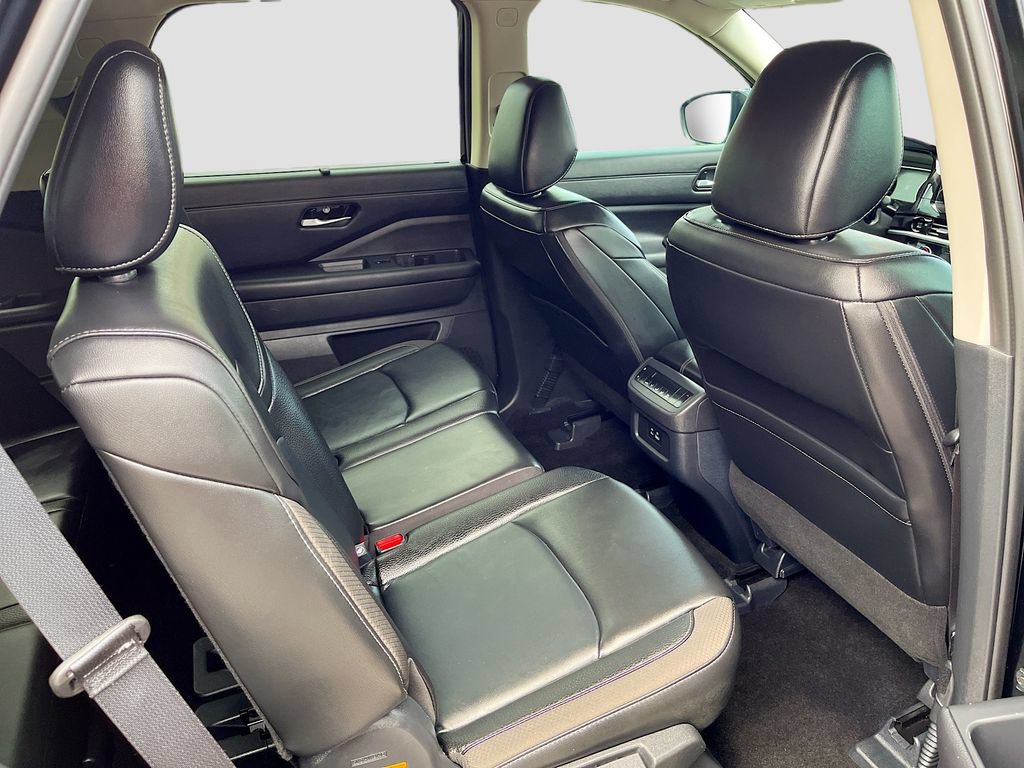 Used 2025 Nissan Pathfinder SL AWD/4WD image 28