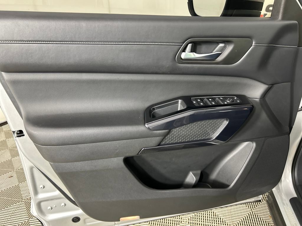 Used 2022 Nissan Pathfinder SV w/ SV Black Package image 11