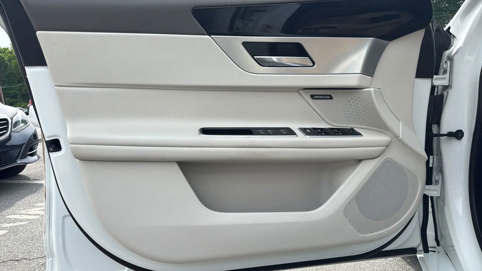 Used 2017 Jaguar XF Premium RWD image 13