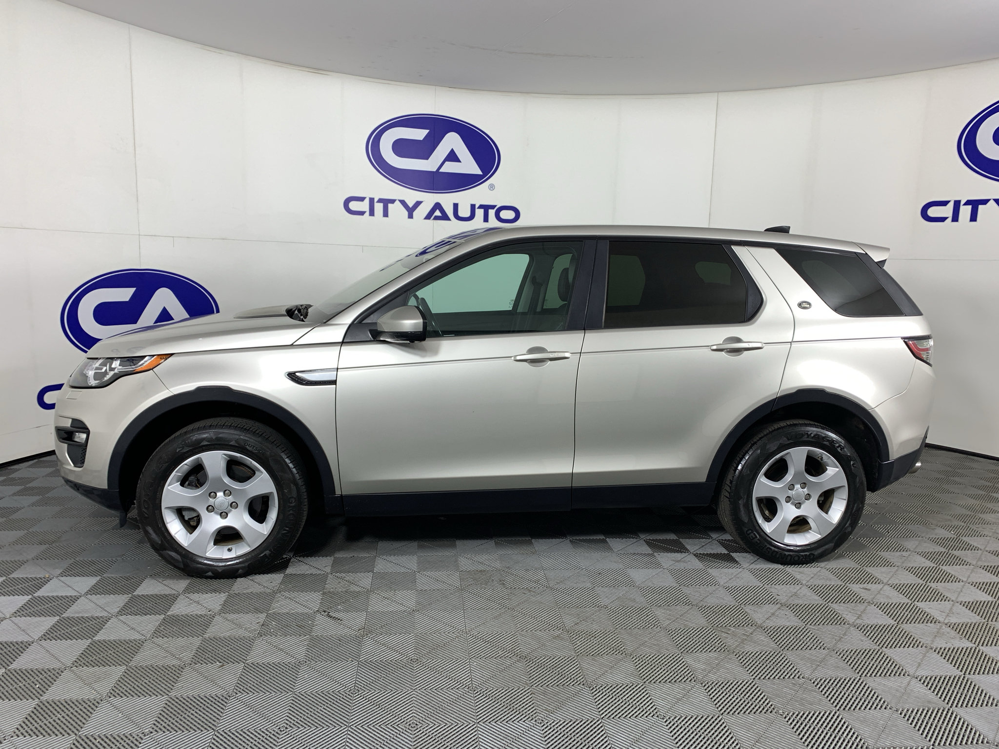 Used 2017 Land Rover Discovery Sport HSE AWD/4WD image 6