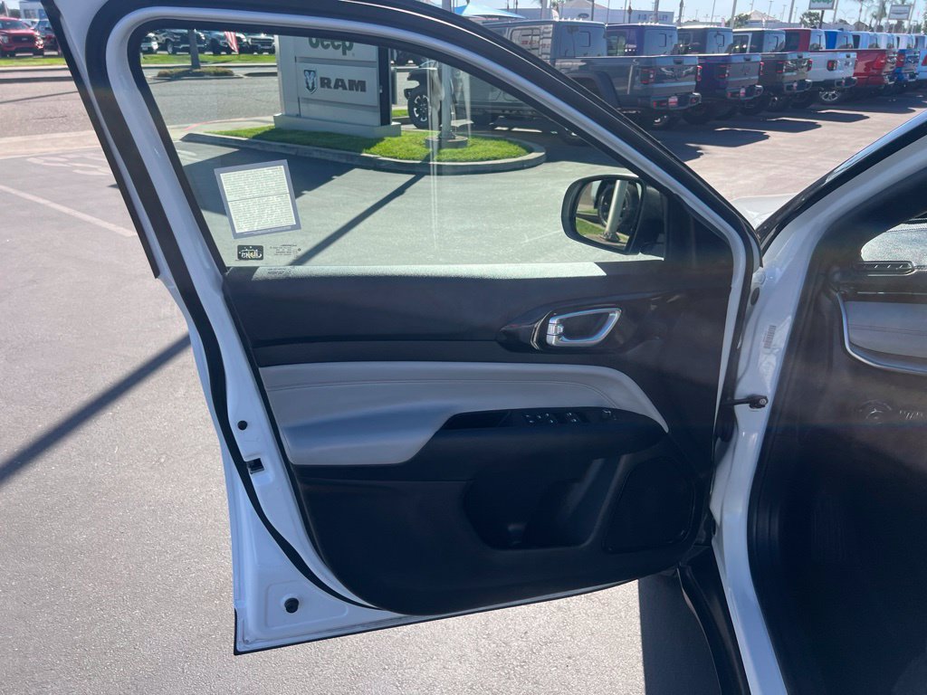 Used 2025 Jeep Compass Limited AWD/4WD image 17