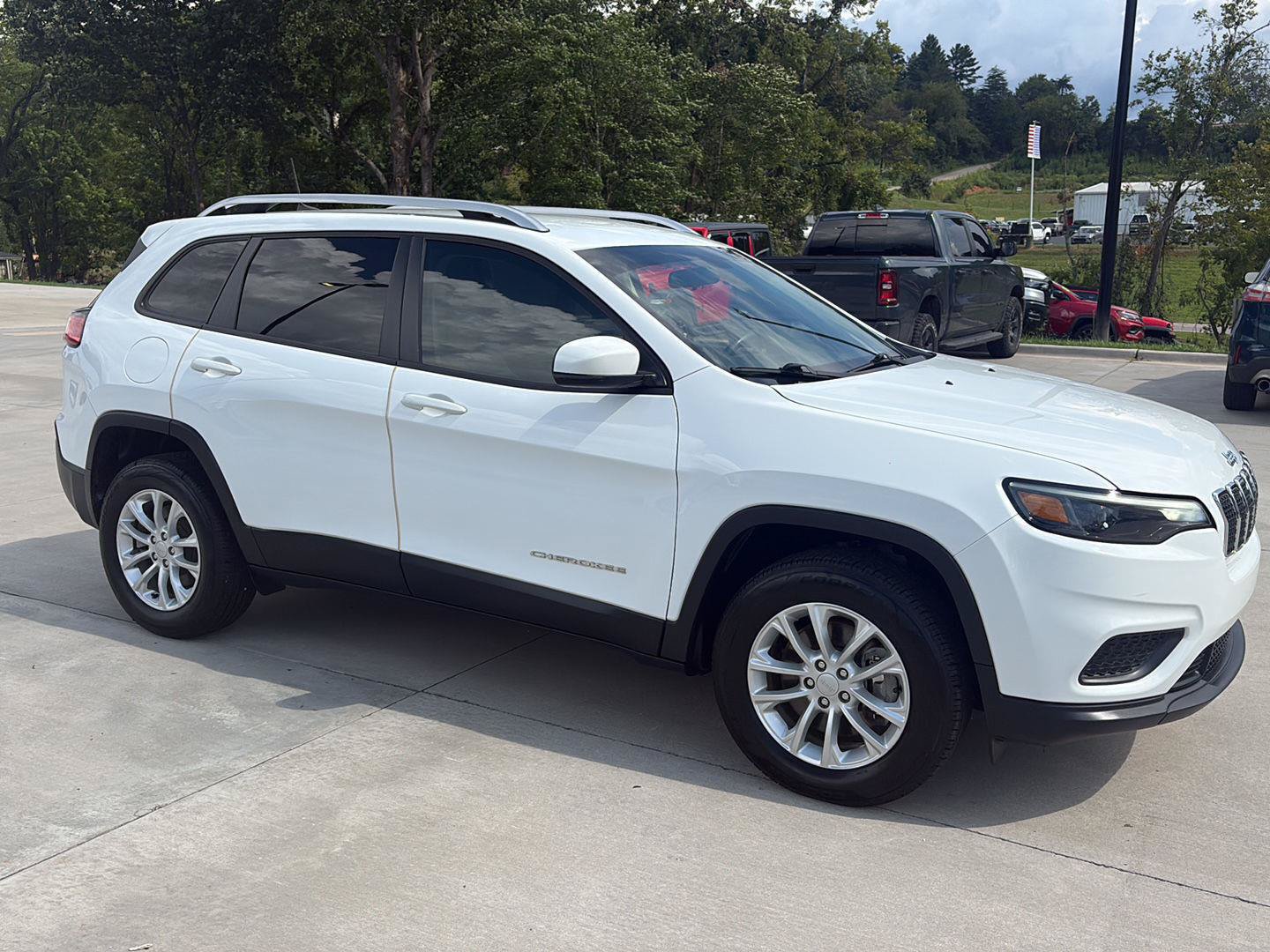 Used 2020 Jeep Cherokee Latitude w/ Cold Weather Group AWD/4WD image 2