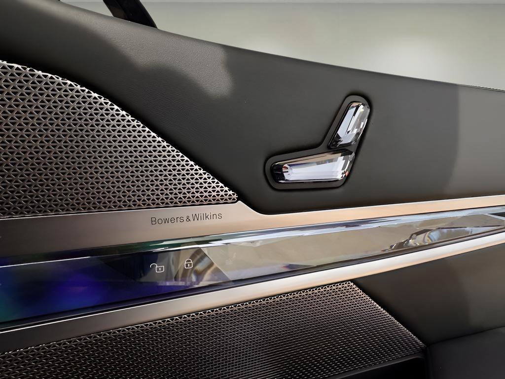 Used 2025 BMW 760i xDrive w/ Executive Package image 27