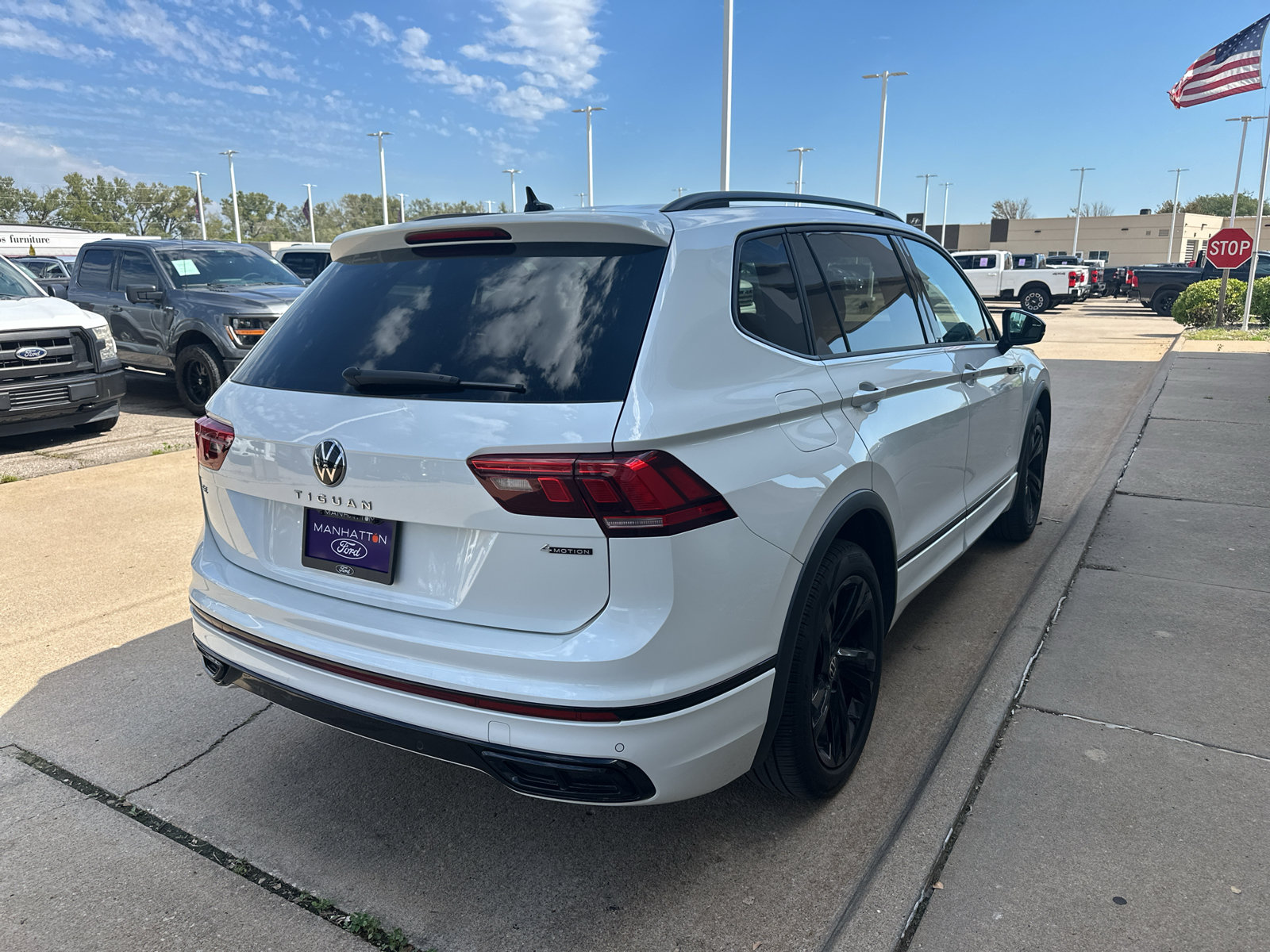 Used 2024 Volkswagen Tiguan SE R-Line AWD/4WD image 9