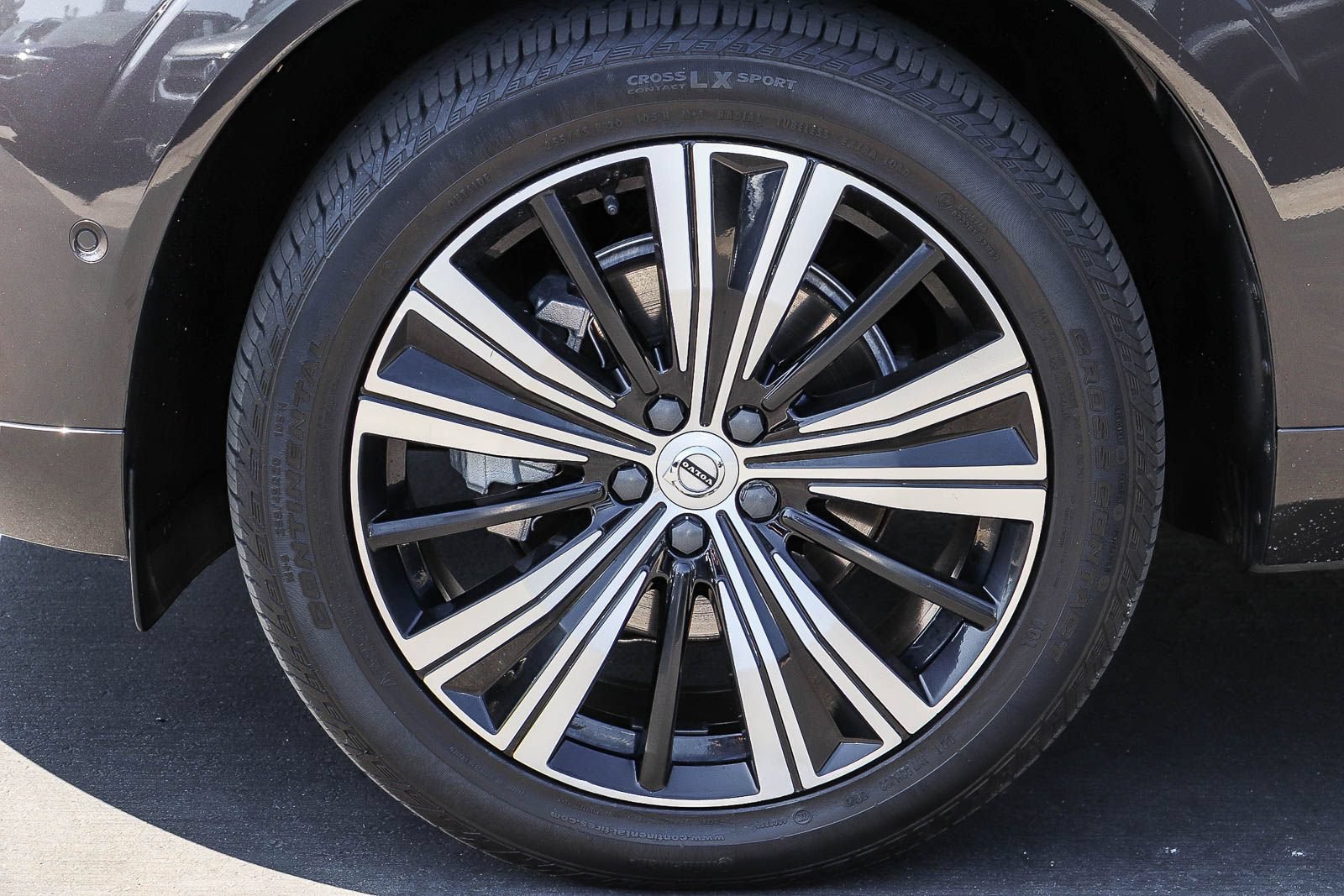 Used 2023 Volvo XC60 B5 Plus AWD/4WD image 11
