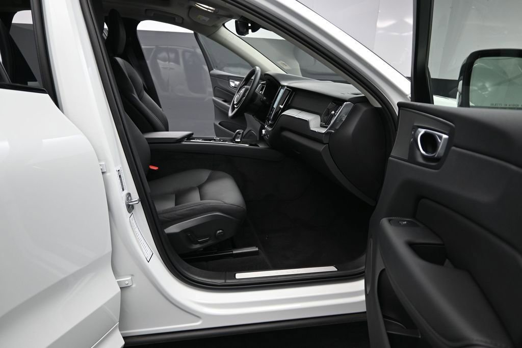 Used 2025 Volvo XC60 B5 Plus w/ Climate Package AWD/4WD image 15