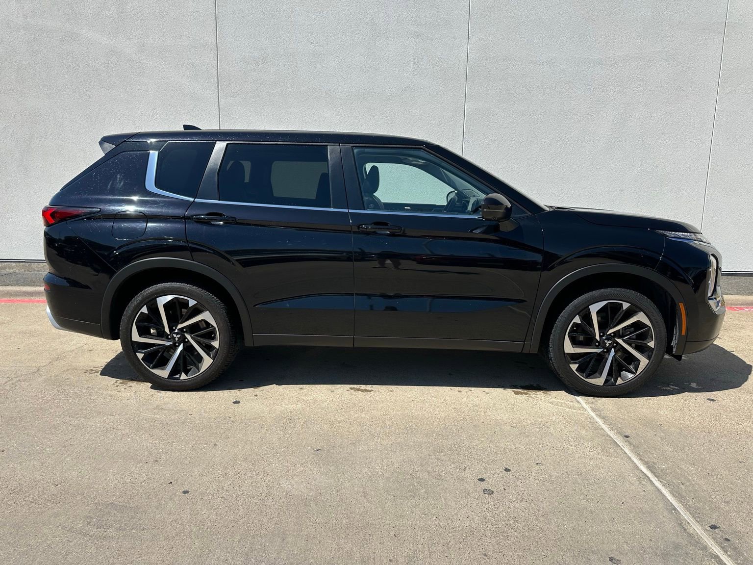 Used 2024 Mitsubishi Outlander SE image 8