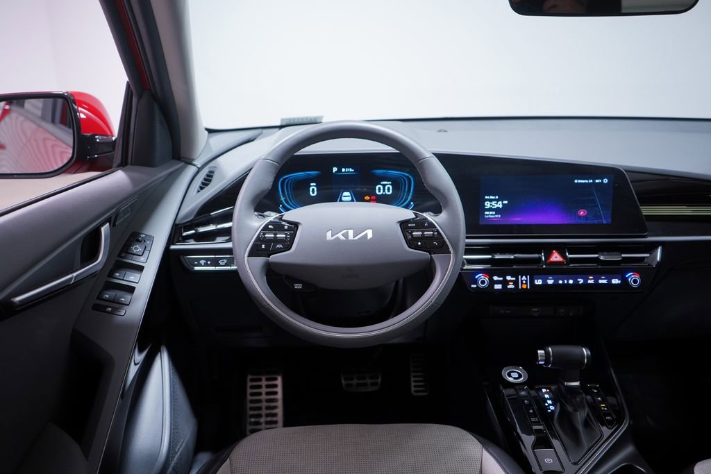 Used 2025 Kia Niro SX Touring image 11