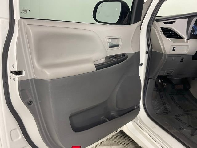 Used 2020 Toyota Sienna LE w/ LE Preferred Package FWD image 11