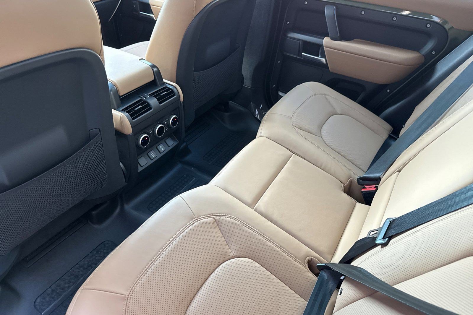 New 2026 Land Rover Defender 110 X-Dynamic SE image 24