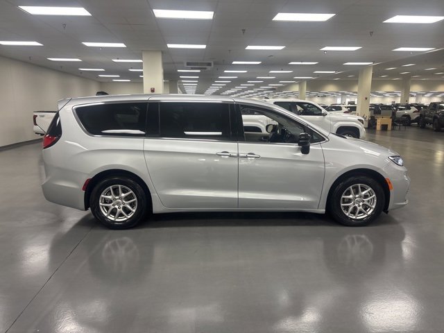 Used 2024 Chrysler Pacifica Touring-L image 8