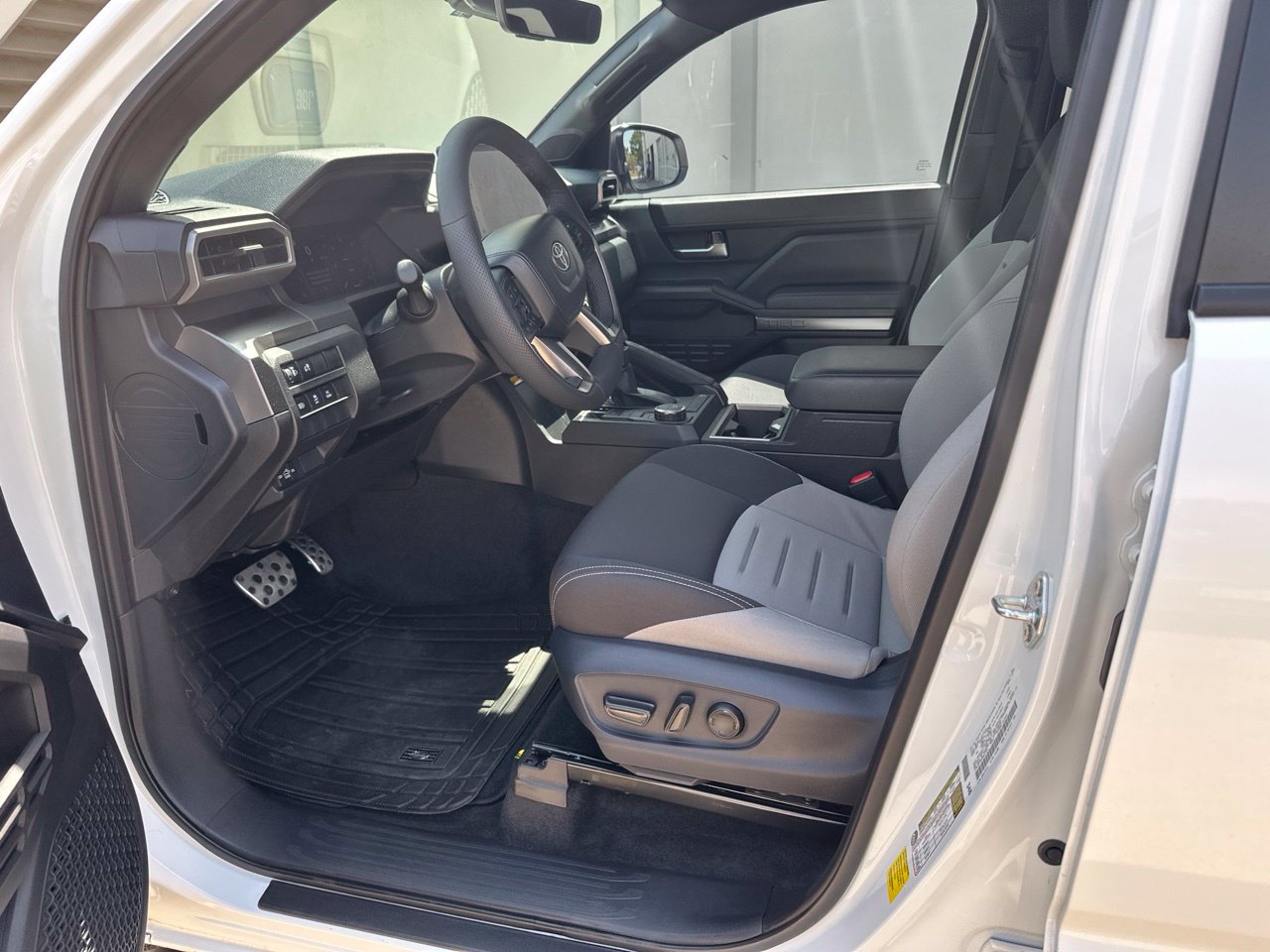 Used 2025 Toyota Tacoma TRD Sport w/ TRD Sport Upgrade Package RWD image 4