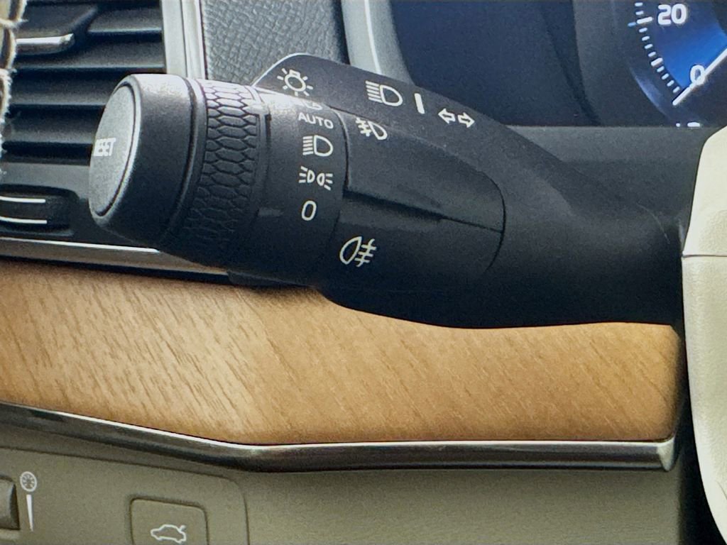 Used 2021 Volvo XC90 T6 Momentum image 13