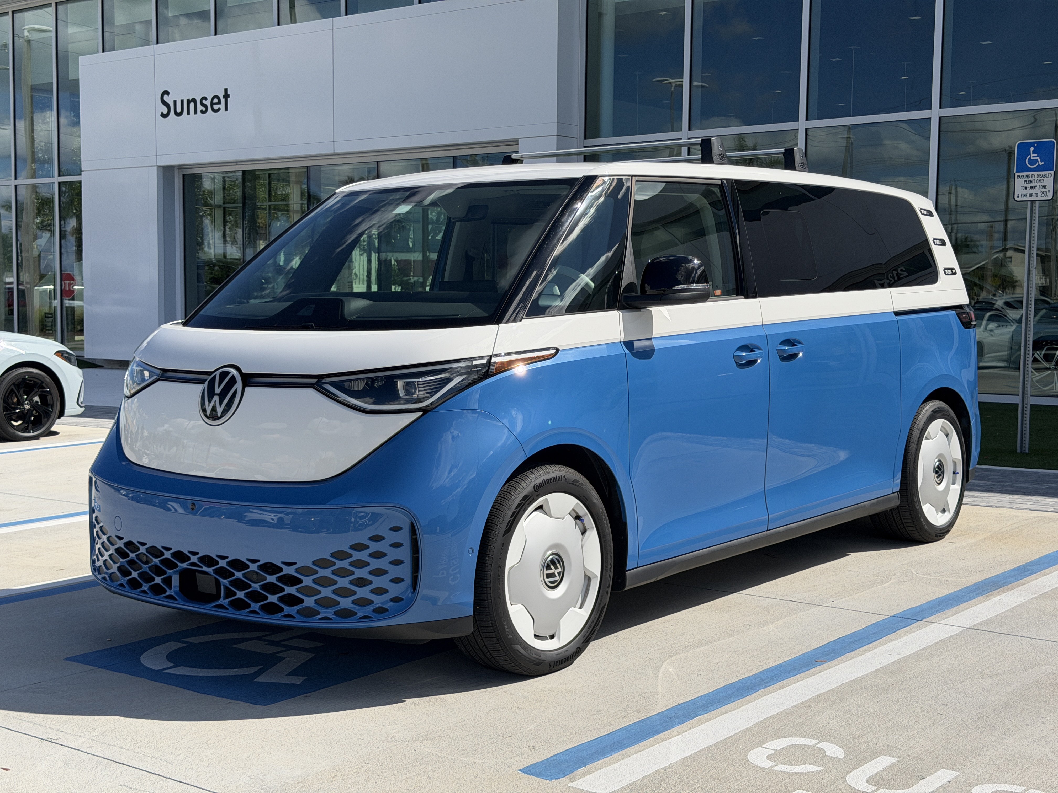 Used 2025 Volkswagen ID. Buzz 1st Edition RWD image 3