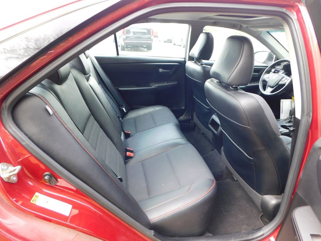 Used 2017 Toyota Camry SE w/ Moonroof Package FWD image 5