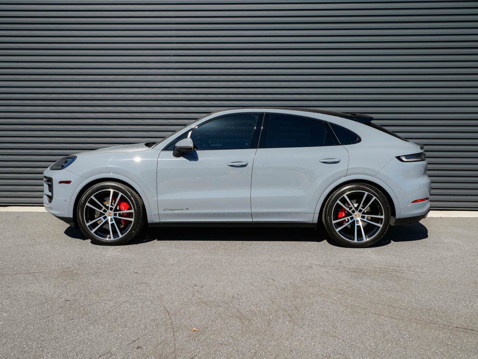 Used 2025 Porsche Cayenne S AWD/4WD image 2