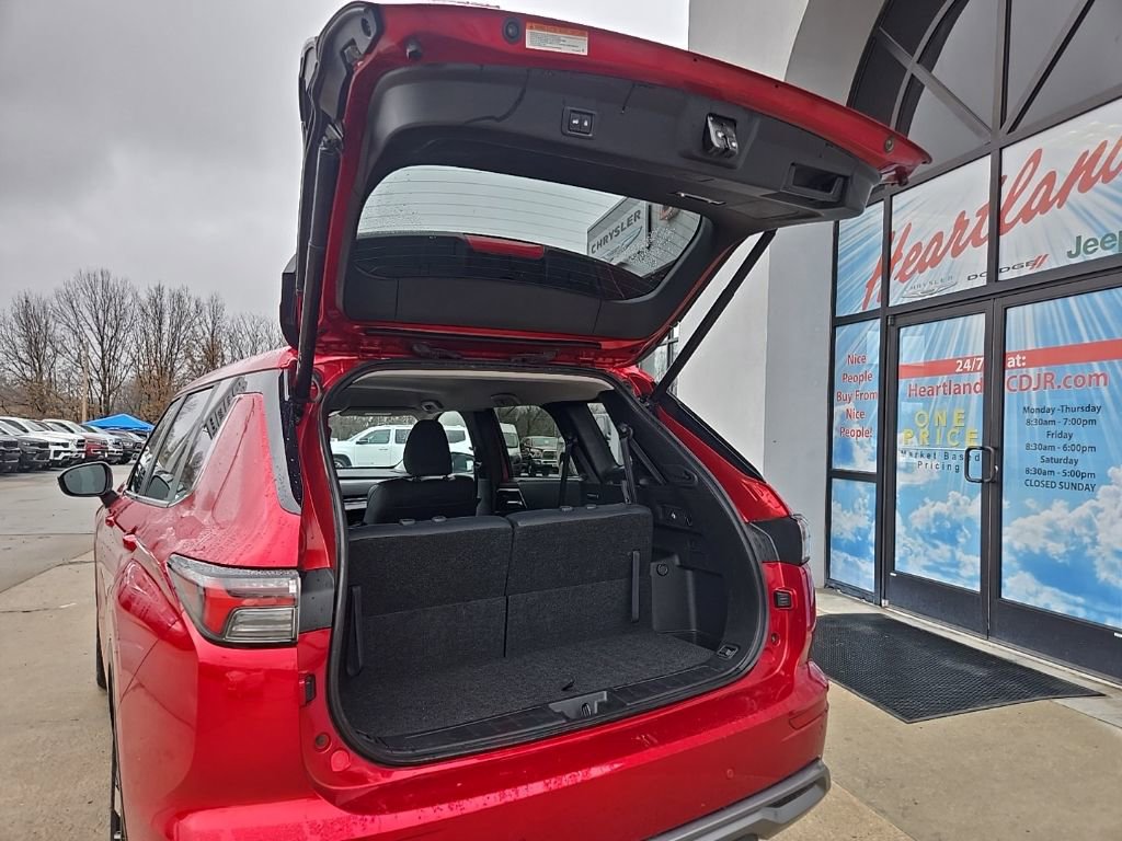 Used 2025 Mitsubishi Outlander SE image 89