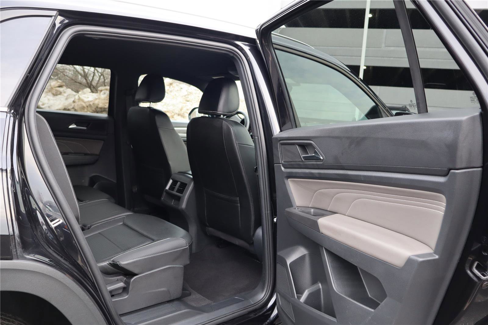 Certified 2023 Volkswagen Atlas Cross Sport SE w/ Black Wheel Package image 28