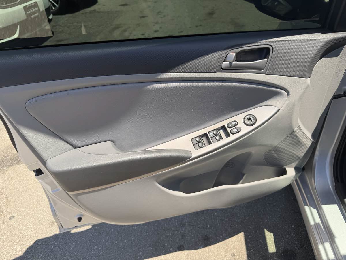 Used 2017 Hyundai Accent SE FWD image 9