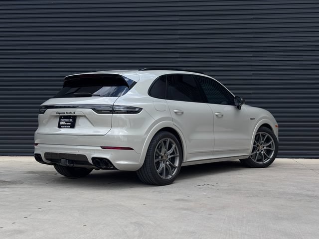 Certified 2022 Porsche Cayenne Turbo S AWD/4WD image 7