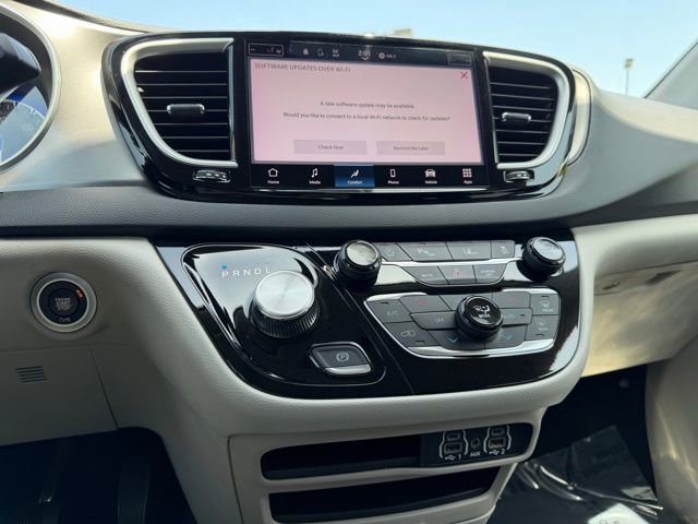 Used 2023 Chrysler Pacifica Touring-L FWD image 24
