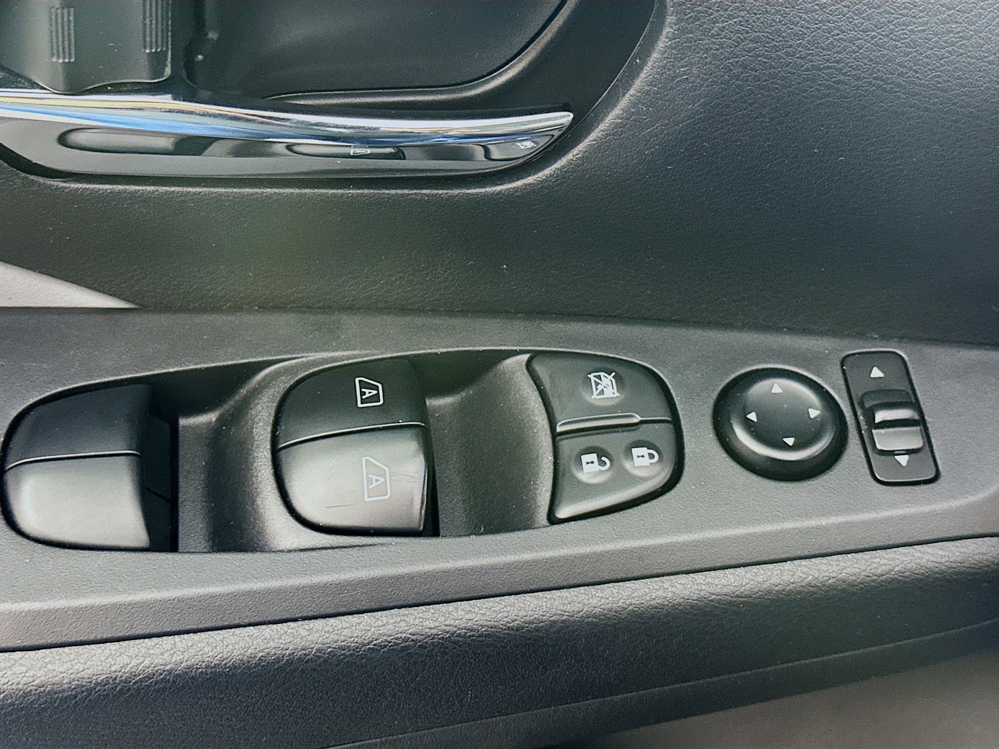 Used 2023 Nissan Kicks SR w/ SR Premium Package image 15