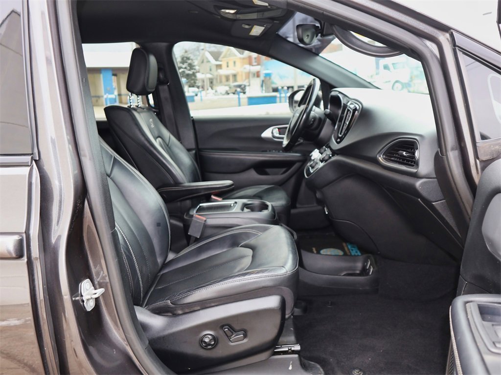 Used 2019 Chrysler Pacifica Touring-L Plus w/ S Appearance Package image 31