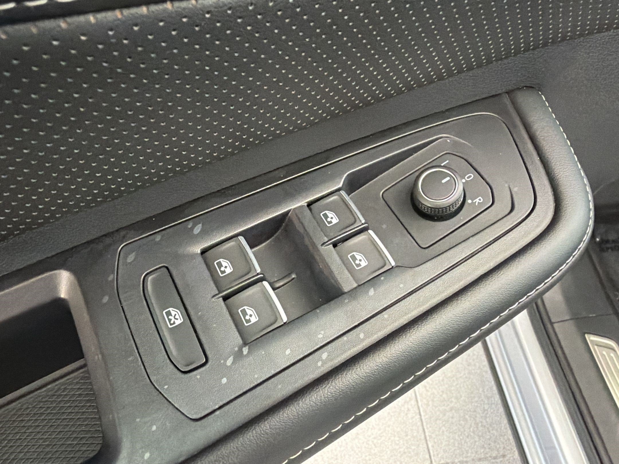 Used 2024 Volkswagen Atlas Cross Sport SE FWD image 28