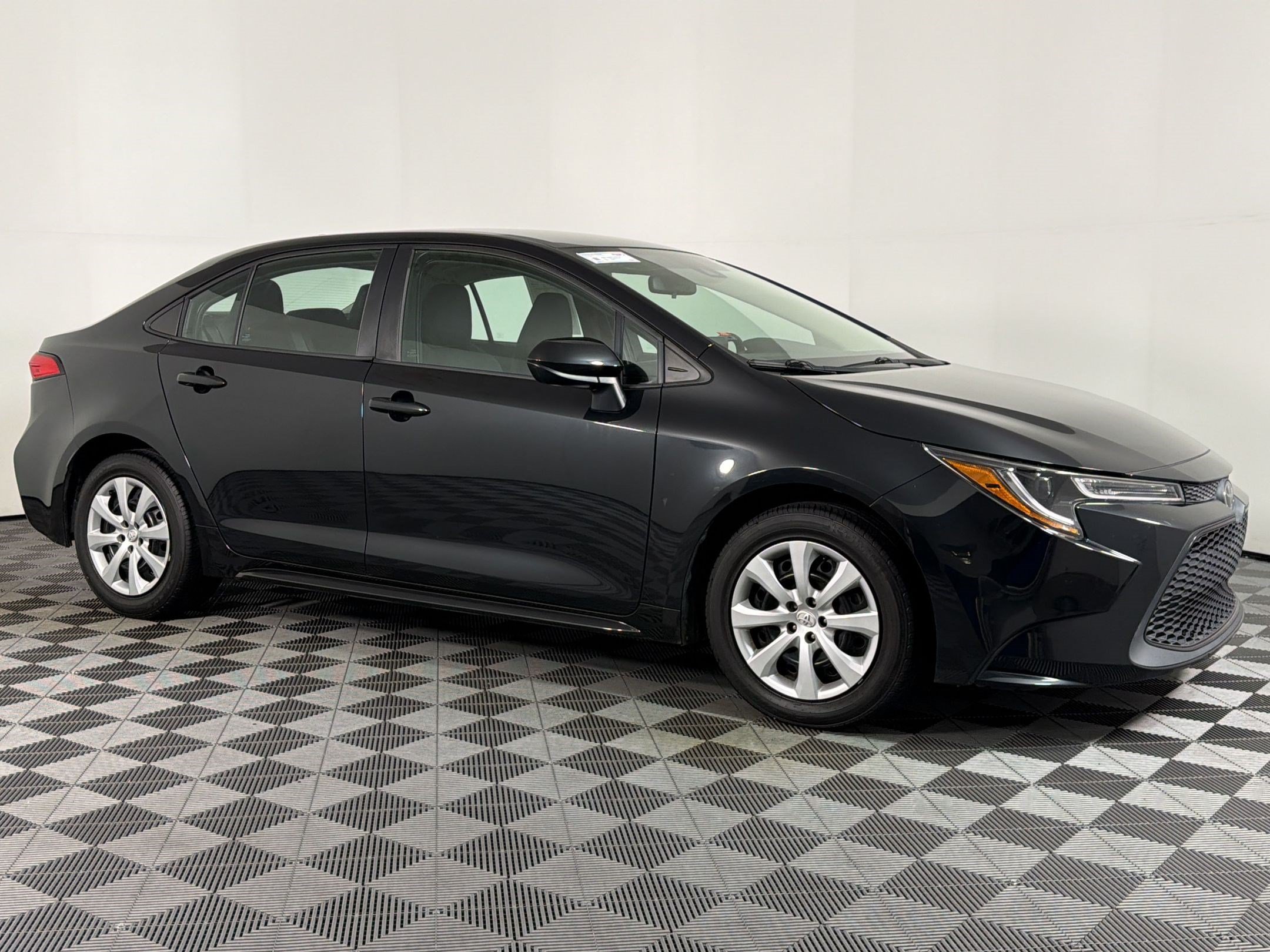 Used 2020 Toyota Corolla LE FWD image 6