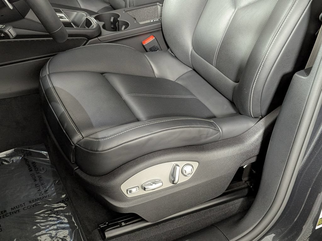 Used 2025 Porsche Macan AWD/4WD image 18