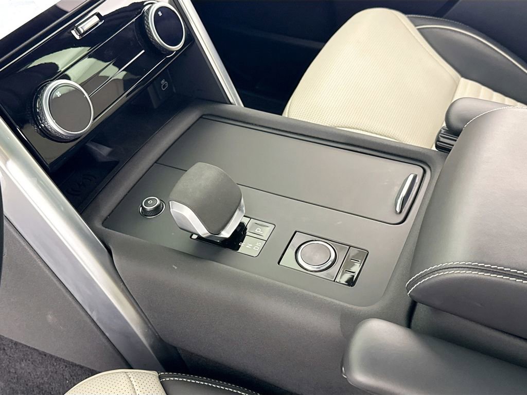 Used 2024 Land Rover Discovery Metropolitan Edition image 21