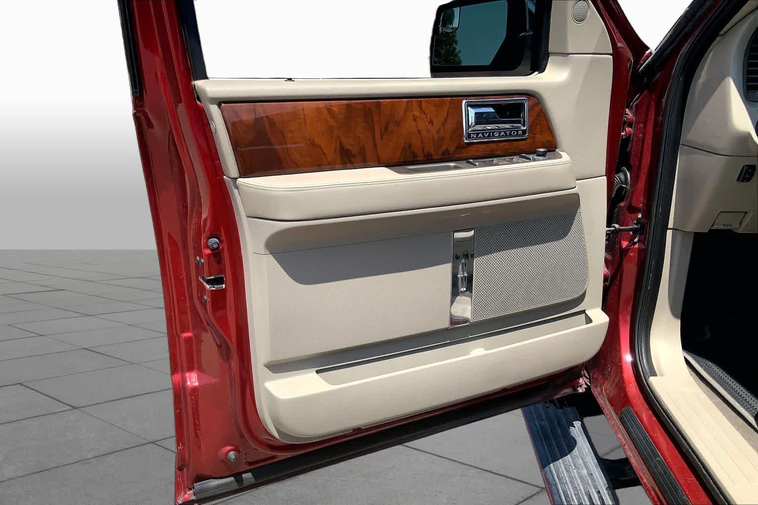 Used 2013 Lincoln Navigator 2WD w/ HD Trailer Tow Pkg image 21
