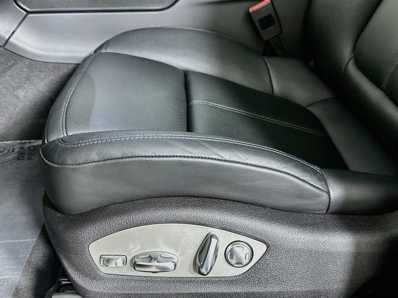 Certified 2026 Porsche Macan AWD/4WD image 12