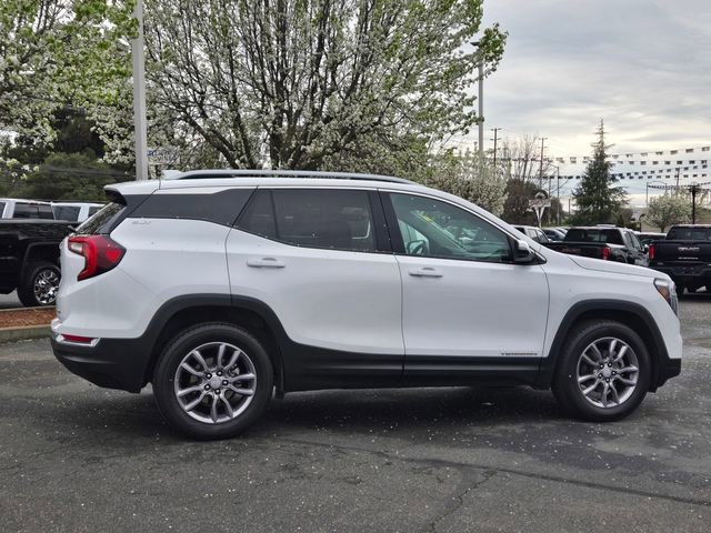 Used 2024 GMC Terrain SLT image 3