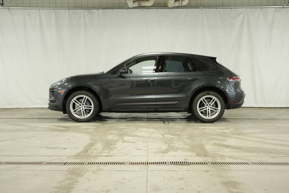 Certified 2022 Porsche Macan image 2