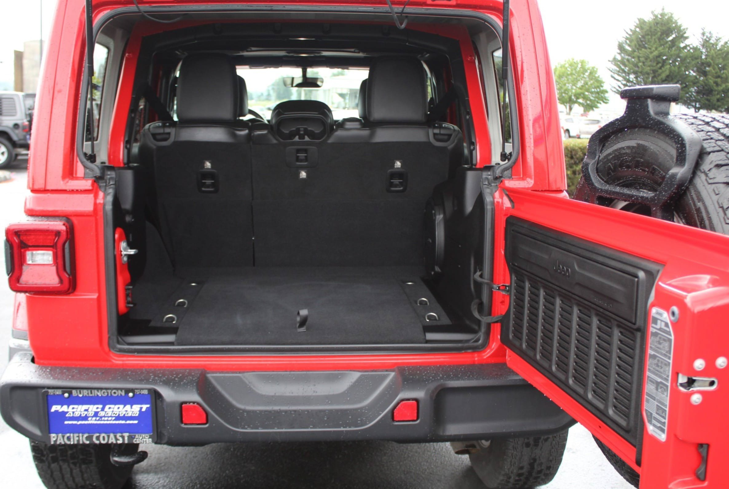 Used 2018 Jeep Wrangler Unlimited Sahara w/ Uconnect 4C Nav & Sound Group AWD/4WD image 18