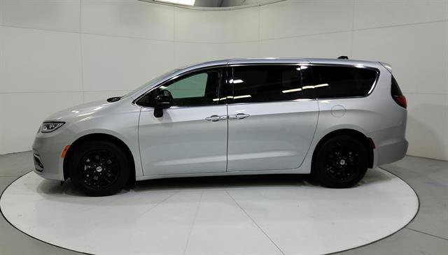 Used 2024 Chrysler Pacifica Touring-L FWD image 42