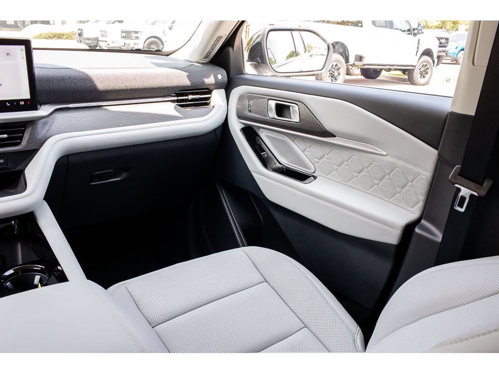 Used 2026 Ford Explorer Platinum w/ LUX Leather Package AWD/4WD image 16