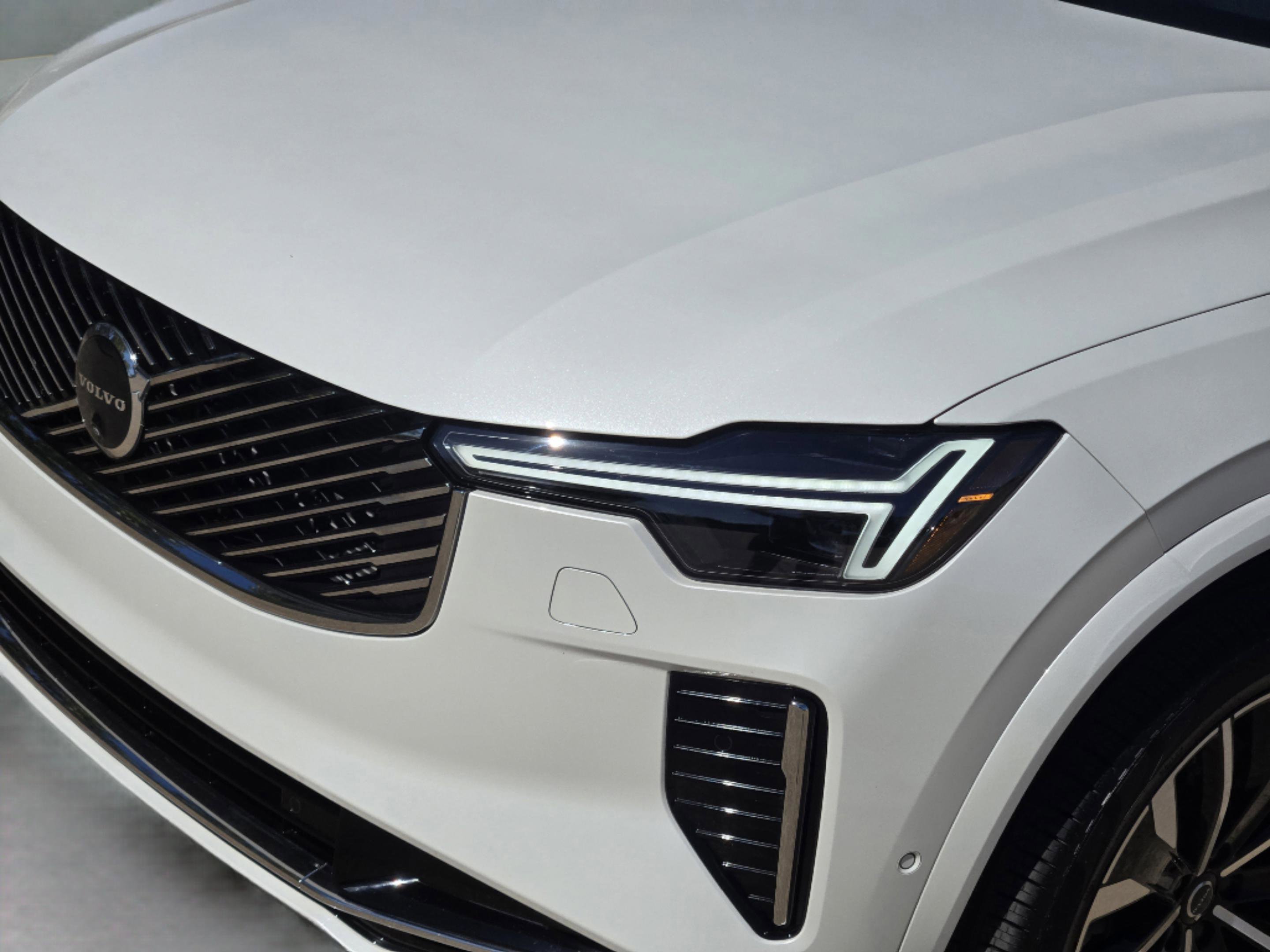 Certified 2025 Volvo XC90 T8 Plus w/ Protection Package Premier image 41