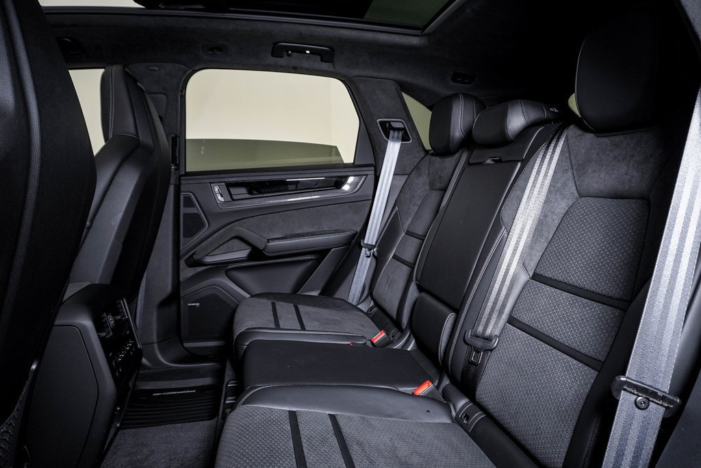 Used 2025 Porsche Cayenne GTS AWD/4WD image 17