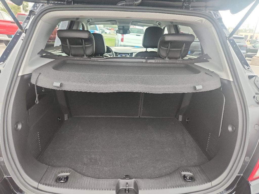 Used 2022 Chevrolet Trax LT w/ LT Convenience Package AWD/4WD image 11