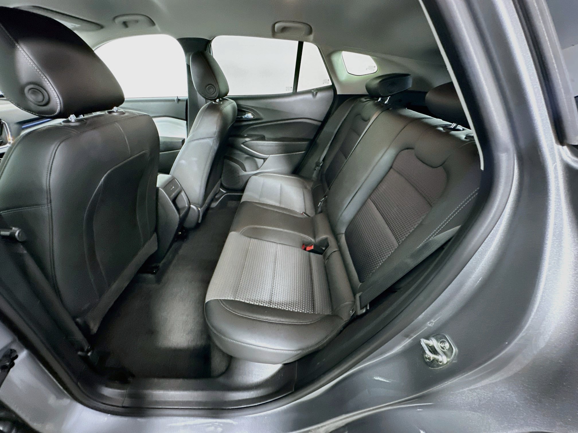 Used 2025 Chevrolet Trax LT FWD image 27