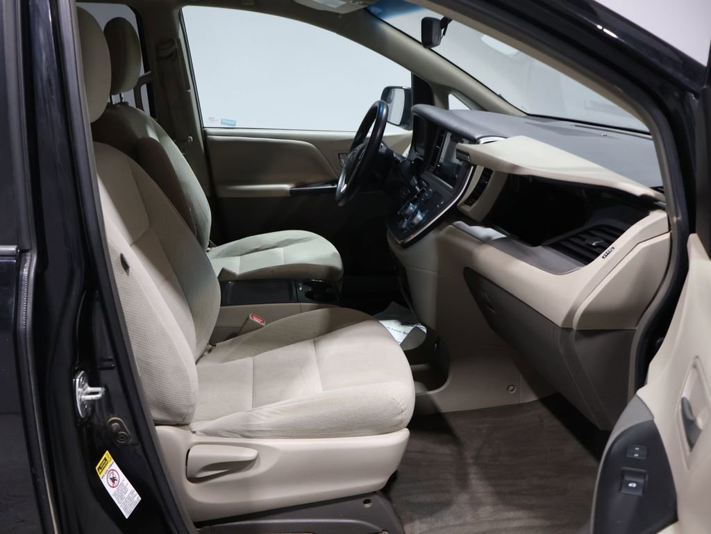 Used 2016 Toyota Sienna LE image 22