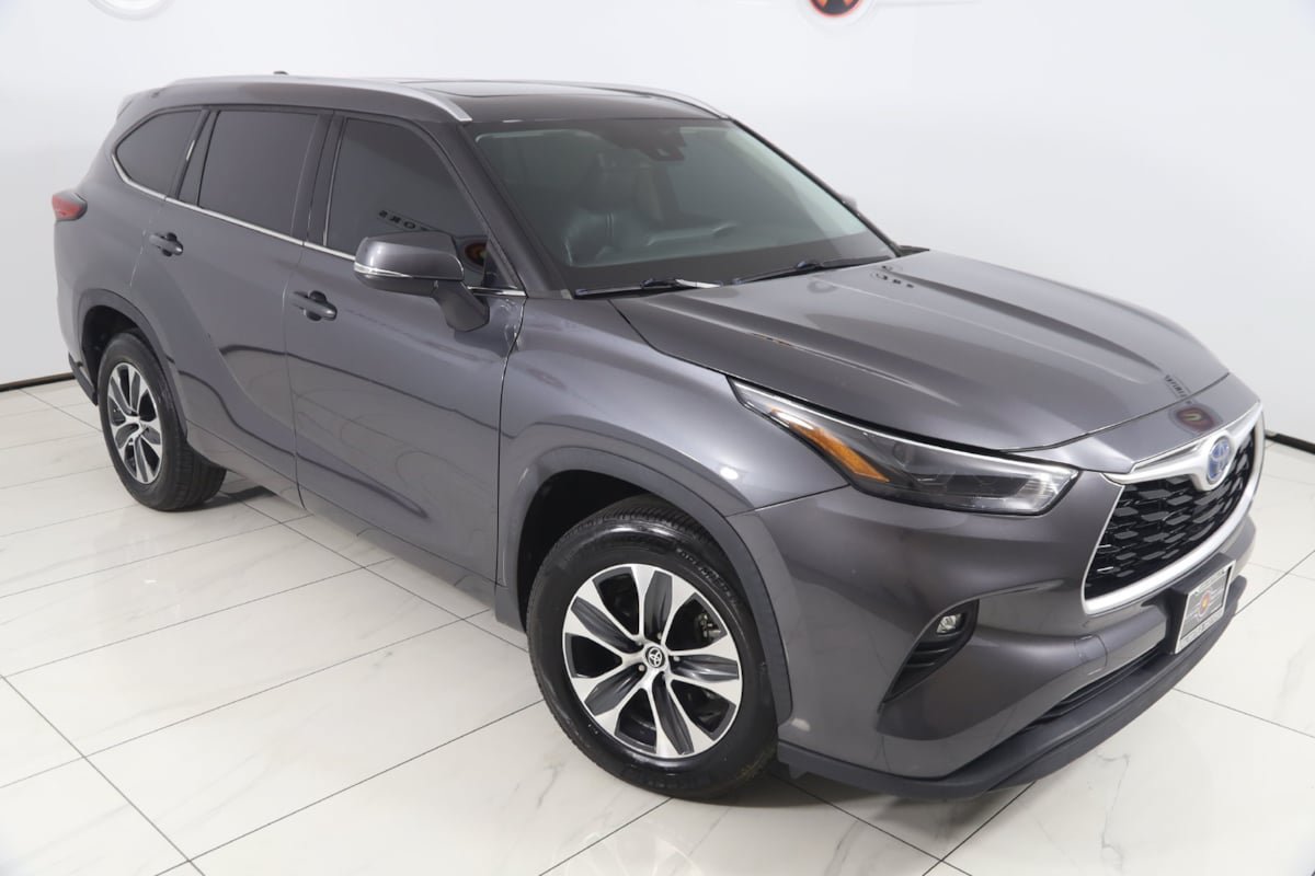 Used 2022 Toyota Highlander XLE FWD image 16