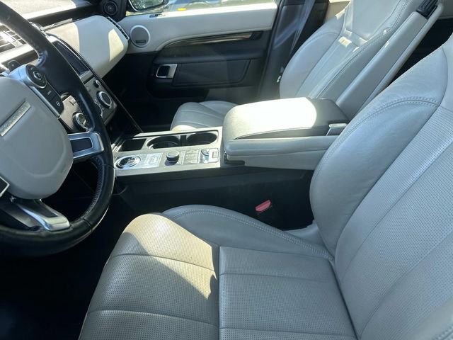 Used 2018 Land Rover Discovery SE image 11