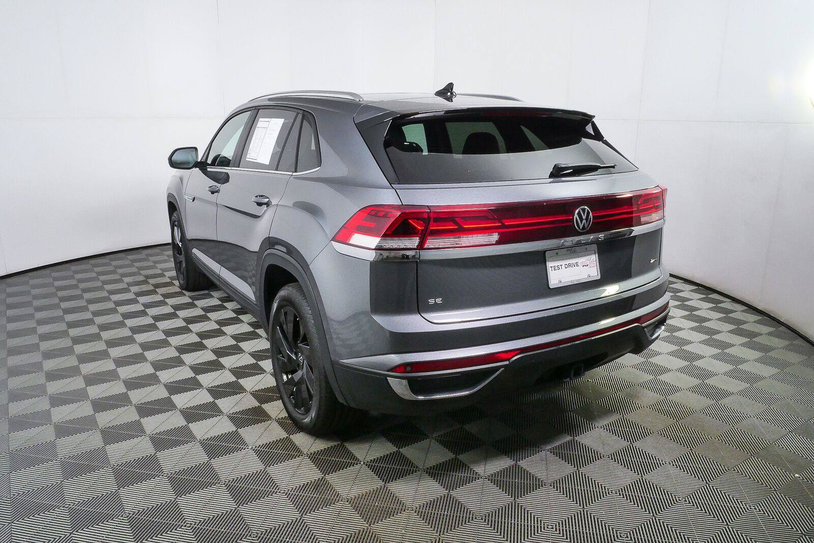 Certified 2025 Volkswagen Atlas Cross Sport SE w/ Panoramic Sunroof Package AWD/4WD image 24