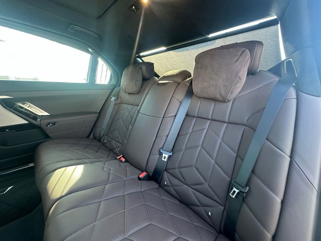 Certified 2025 BMW 760i xDrive w/ Luxury Rear Seating Package image 24