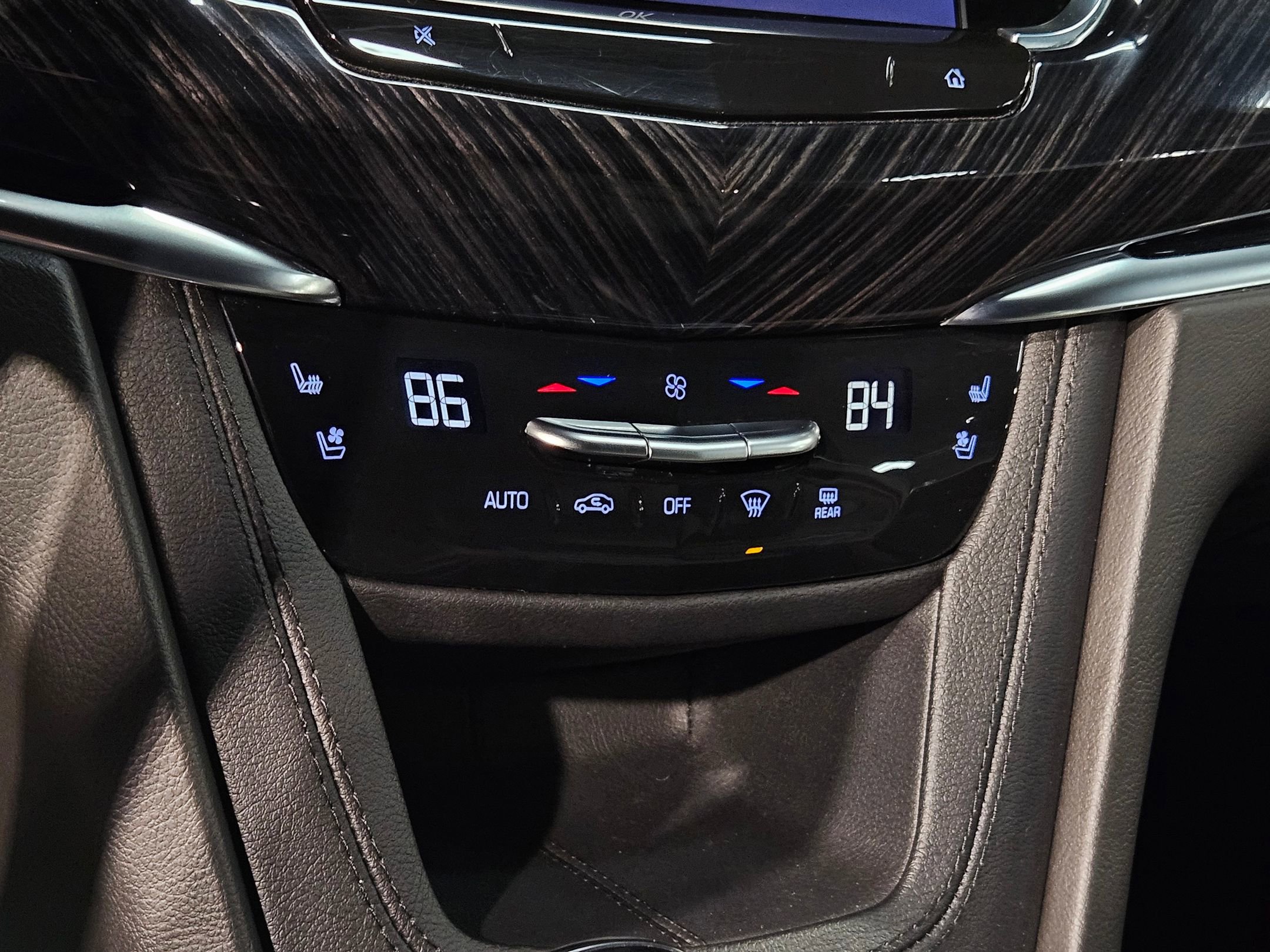 Used 2025 Cadillac XT6 Premium Luxury image 32