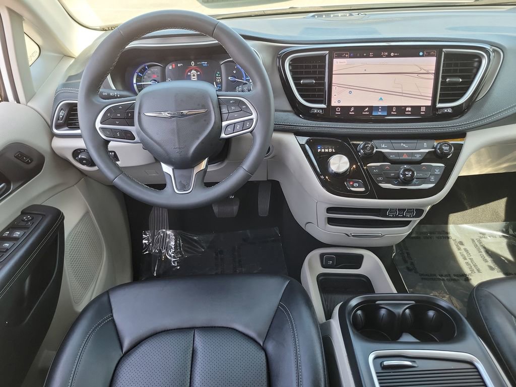 Used 2024 Chrysler Pacifica Select image 4