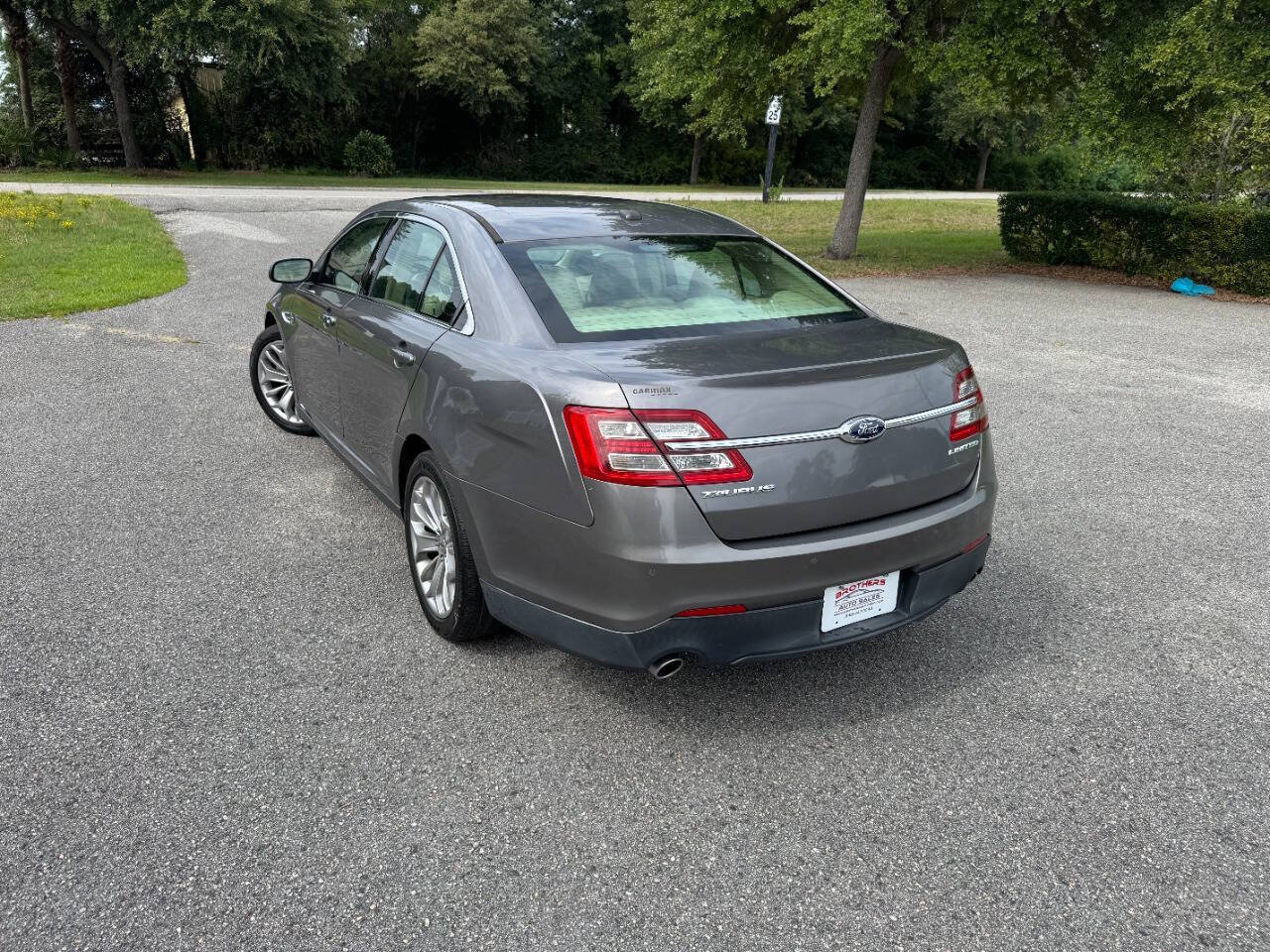 Used 2013 Ford Taurus Limited FWD image 4